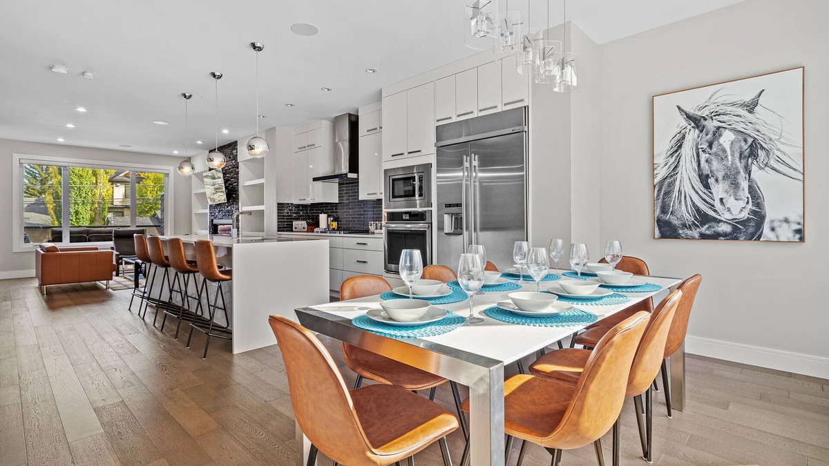 Southwest Calgary House | Downtown Luxury with Fast Wi-Fi & Amazing Kitchen!