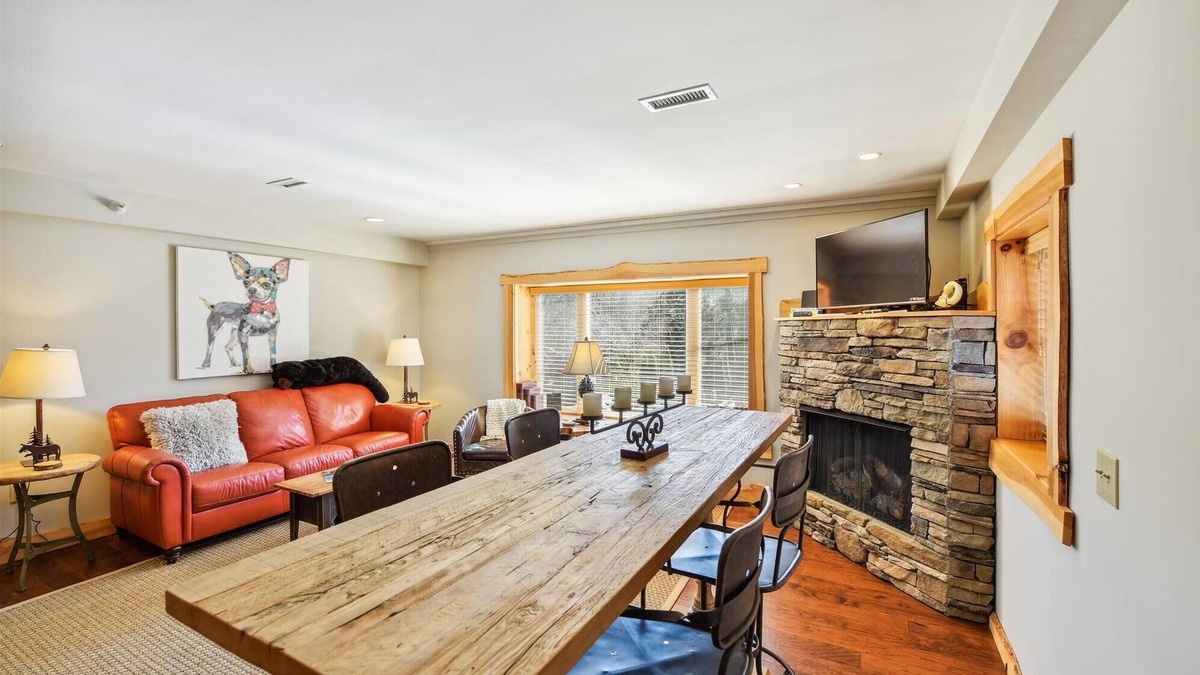 Blowing Rock Cottage | Downtown Main Street 2 BR Top Rated Vacation Getaway w/Outdoor Fireplace "BEAR"