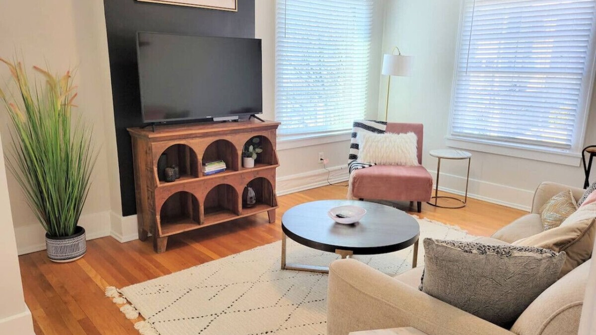 Shelbyville Apartment | Downtown Main Street One-Bedroom Suite w/Hi-Speed Wifi