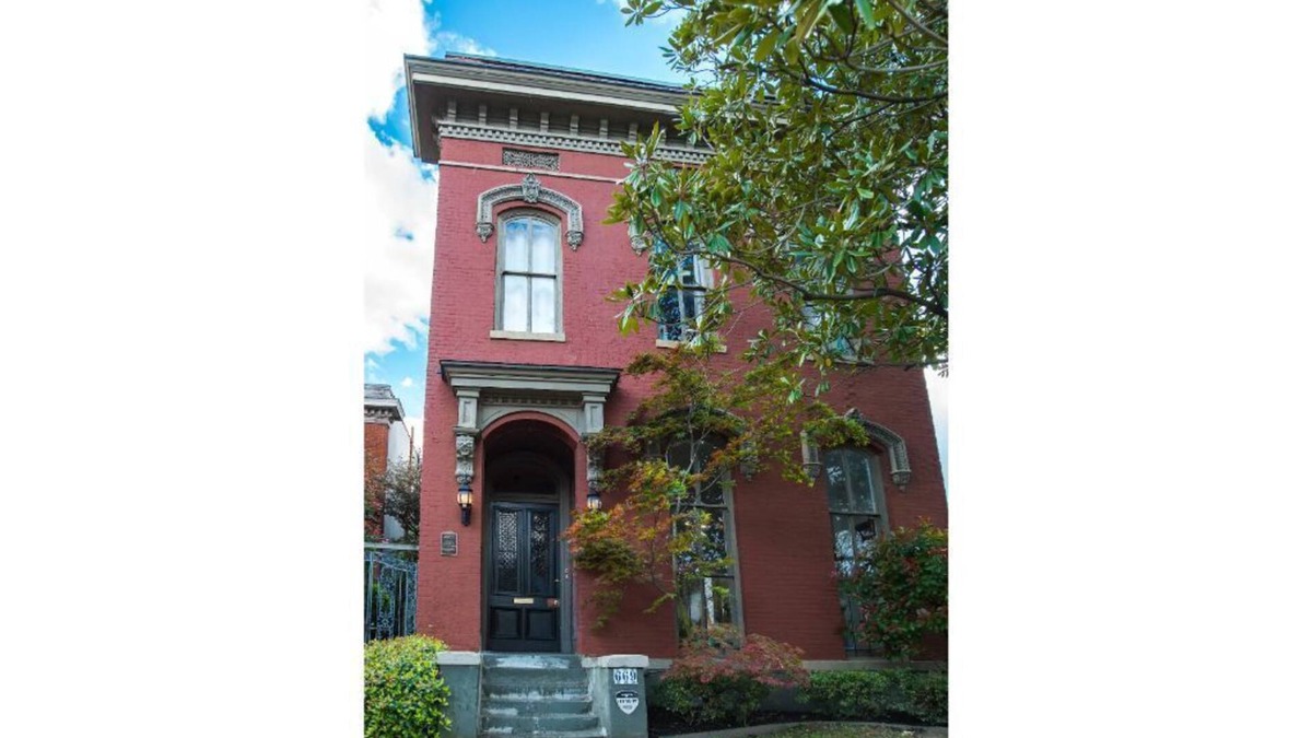 Medical District House | Downtown Memphis Queen's Library with balcony Apt 201