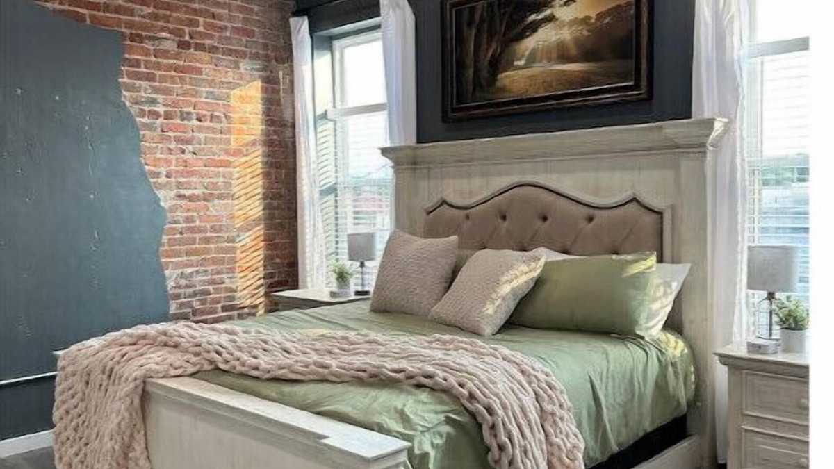 Mena Apartment | Downtown Mena apartment with hot tub and open concept