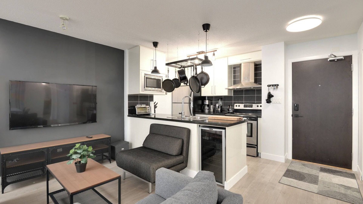 Crosstown Condo | Downtown Modern-Industrial Condo 2bd/2bth + Parking