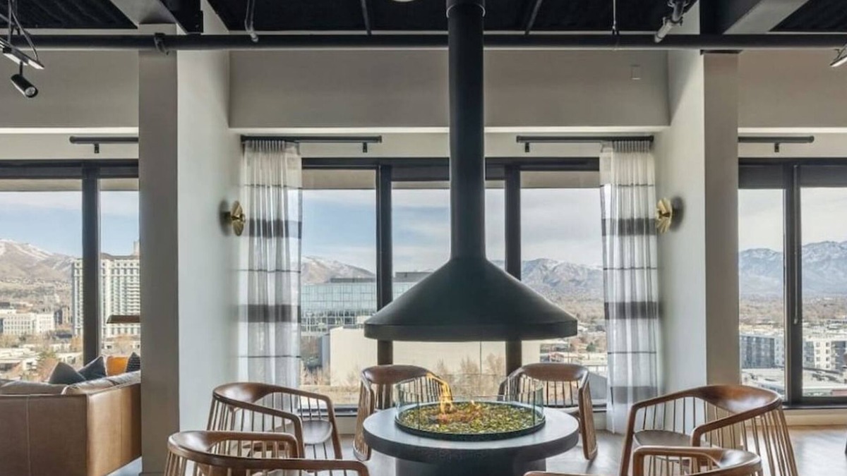 People's Freeway Apartment | Downtown Mountain Views Fire pit Free Pkg, Gym