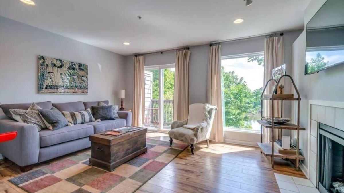 North Capitol Condo | Downtown Nashville Covered Parking Beautiful Condo