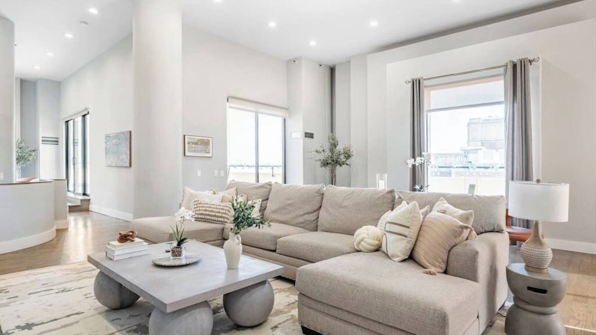 Printers Row Condo | Downtown Penthouse Lake Views #1|Gym, Parking+Pool