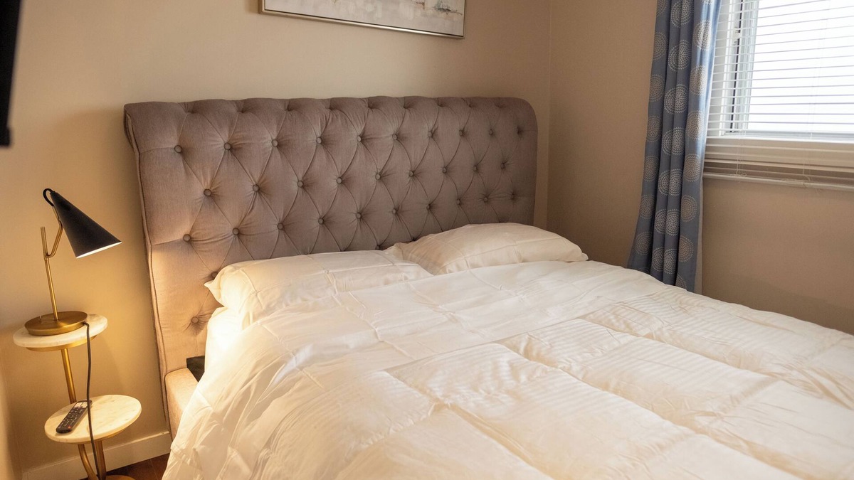 Sunnyside House | Downtown Private Room: By Bow River's Beauty house