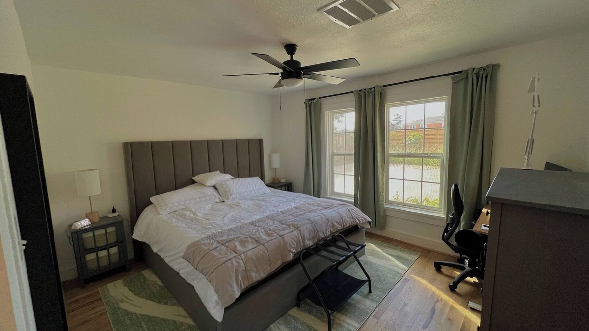 MacGregor House | Downtown Remote Work Retreat Long Term Blackout Curtains 2 Monitors King