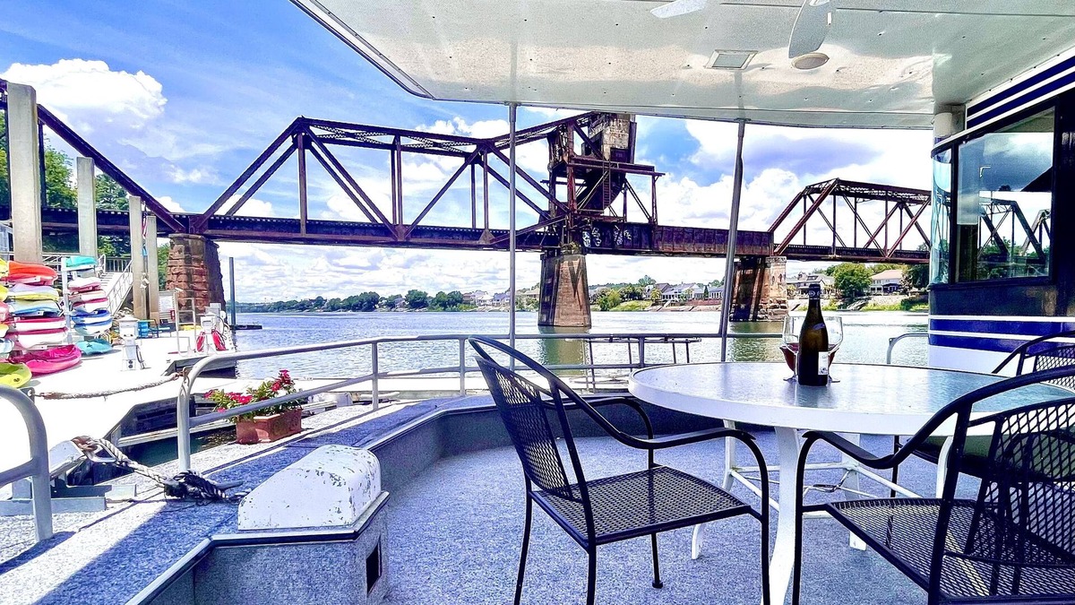 Downtown Boat Rental | Downtown Retreat Aboard Savannah Rae