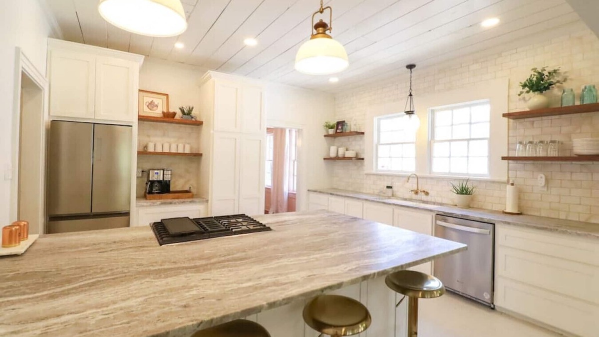 Natchitoches House | Downtown Riverside Oasis: Deck, Hot Tub & More!