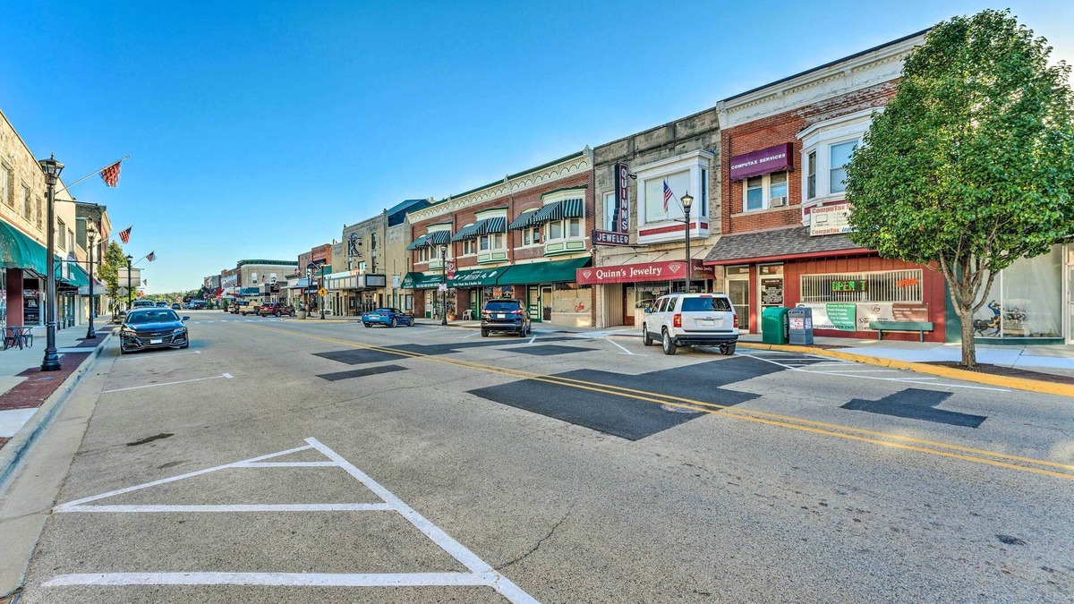 Rochelle Apartment | Downtown Rochelle Apt - Walk to Restaurants!