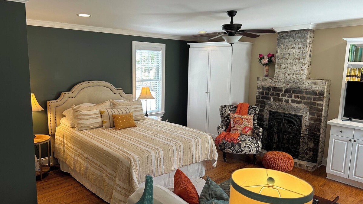 Beach Institute Apartment | Downtown Savannah Carriage House near Forsyth Park