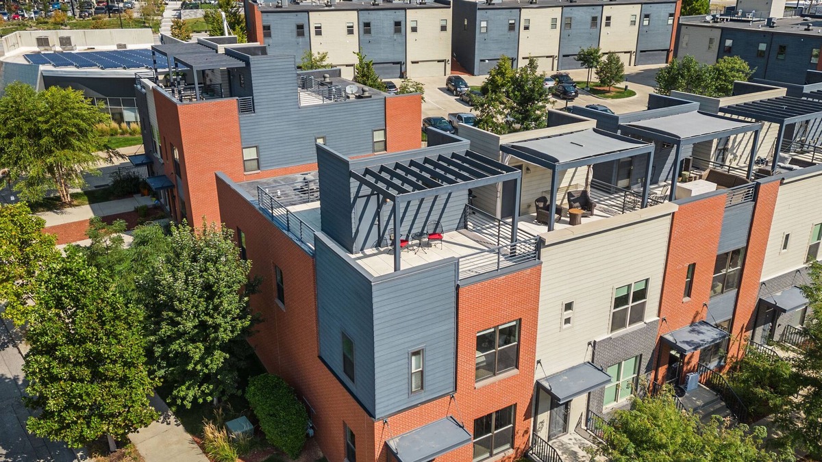 Downtown Des Moines House | Downtown Skyline Views in Modern Townhome with Rooftop Patios