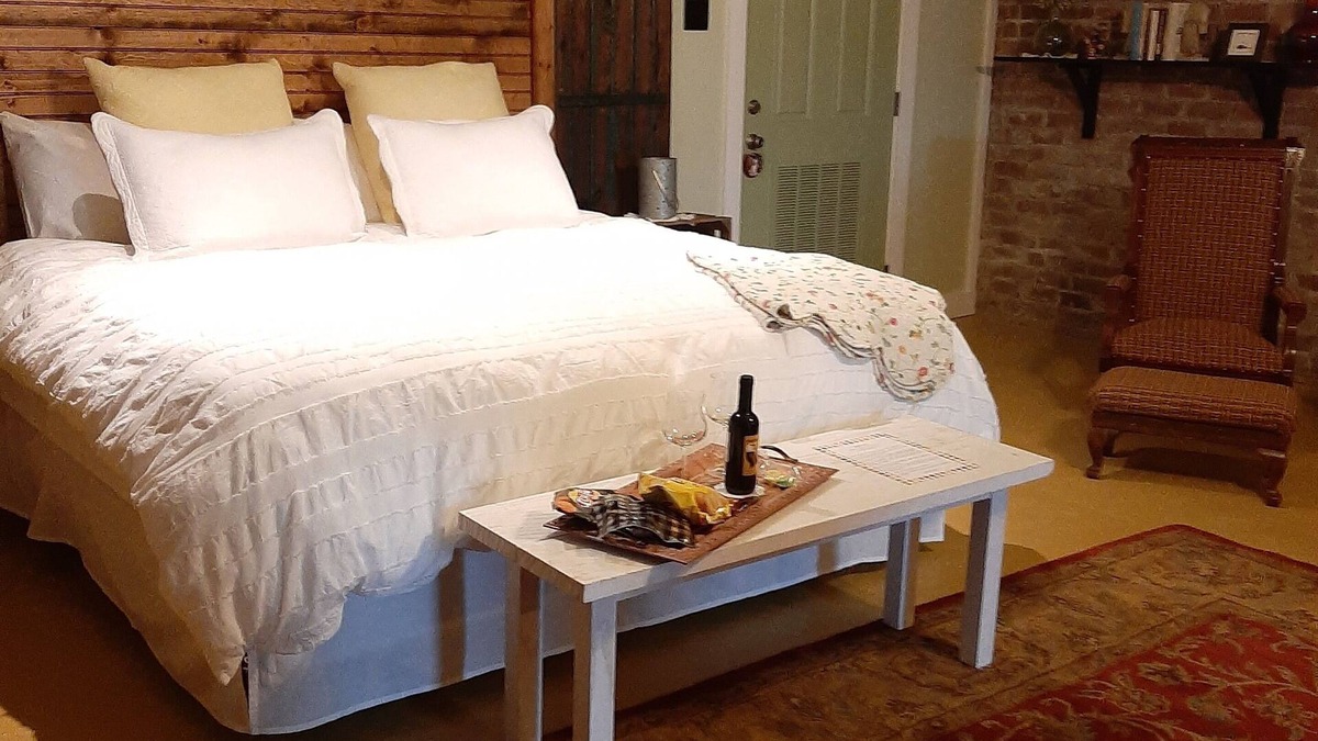Sparta Apartment | Downtown studio apartment walking distance to restaurants and shops