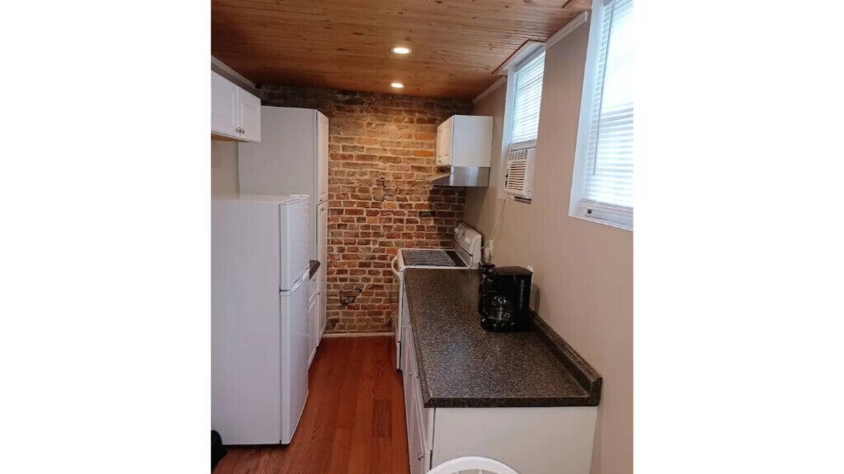 Cadiz Apartment | Downtown Studio w/Balcony
