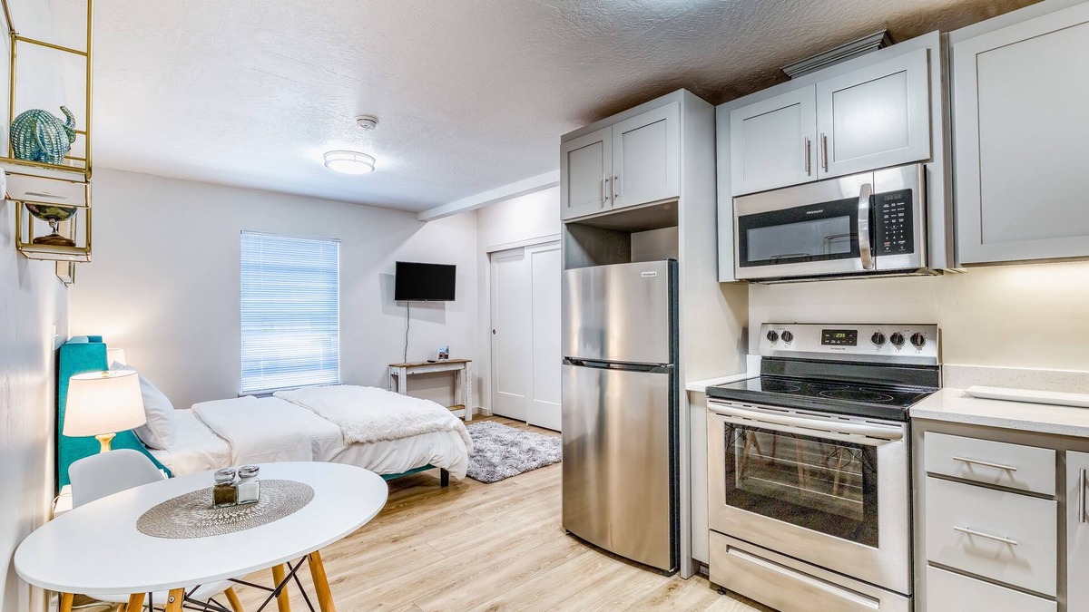 Eugene Apartment | Downtown studio - walk to University - full kitchen, dog-friendly, washer/dryer
