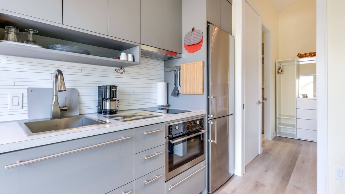 Okanagan-Similkameen House | Downtown Suite close to the Beach (pet-friendly)