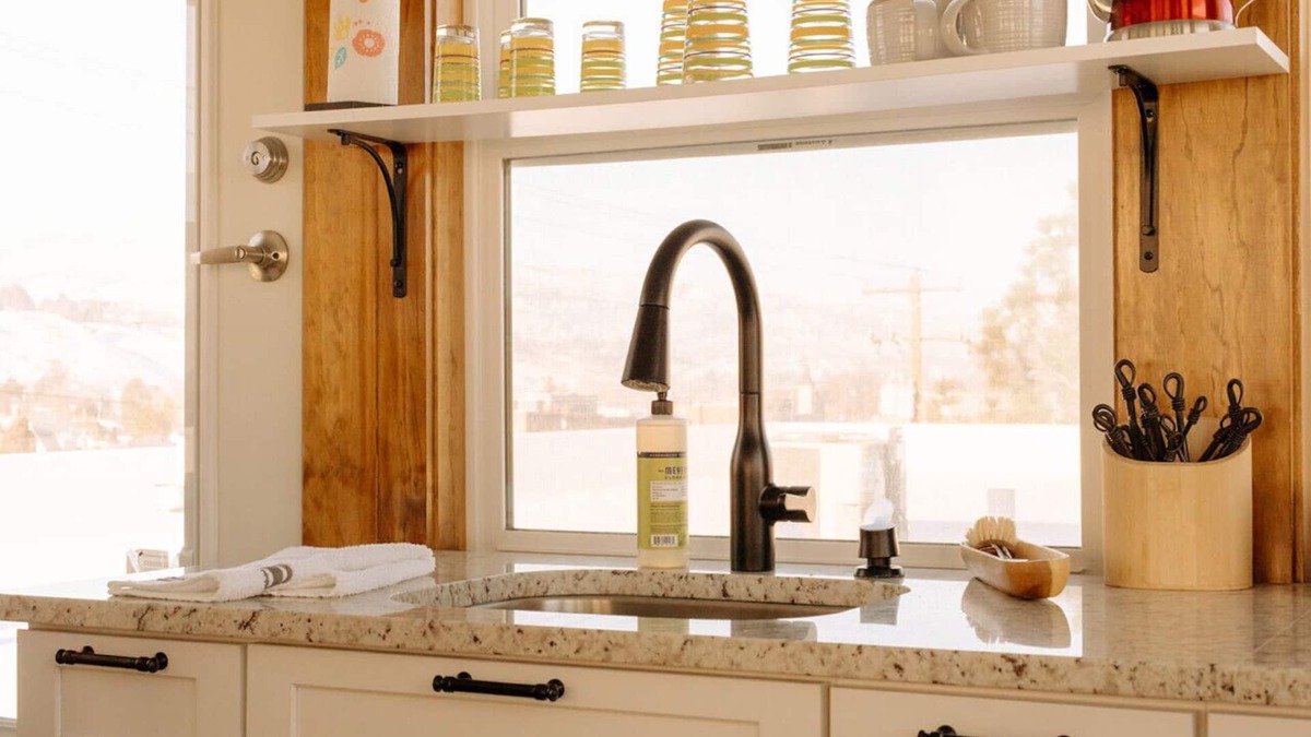Old Town Pocatello Apartment | Downtown Tiny Treehouse, incredible view!