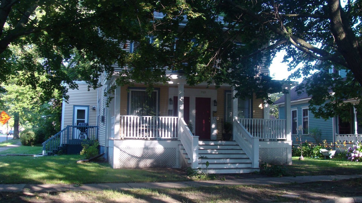 Saint Joseph House | Downtown townhouse 3.5 blocks to the beach!