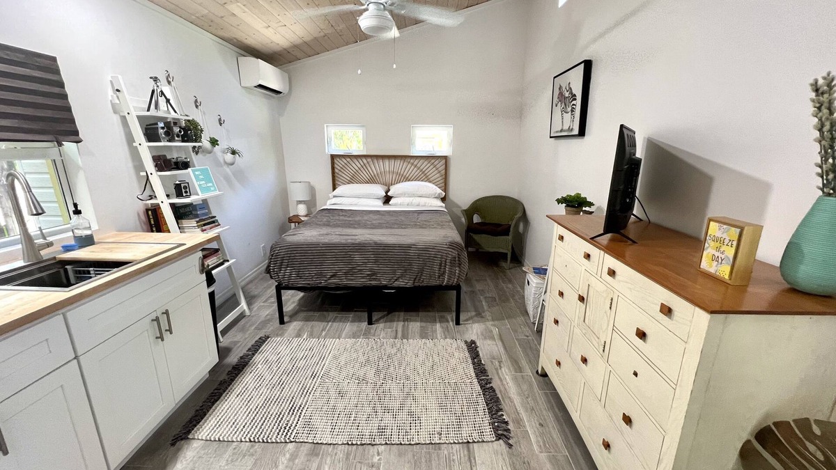Flamingo Parks Apartment | Downtown Tropical Studio