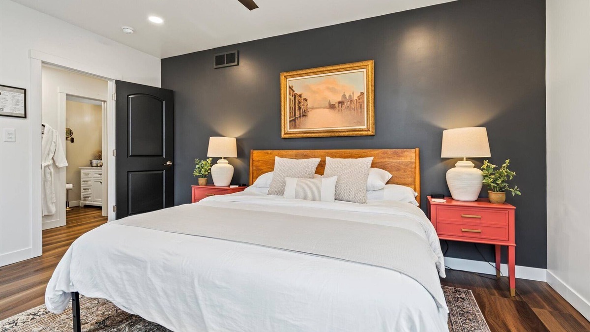 Troy House | Downtown “Troy House” Cozy Modern Renovated