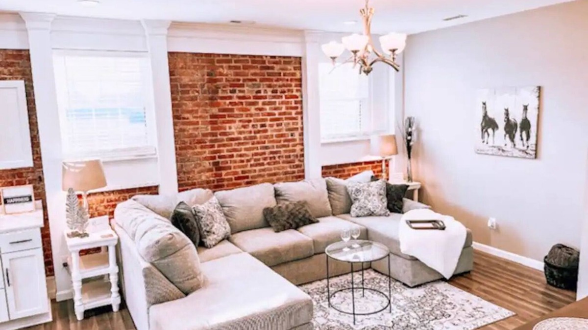 Beaver Dam Apartment | Downtown Upscale Apartment 1bdrm