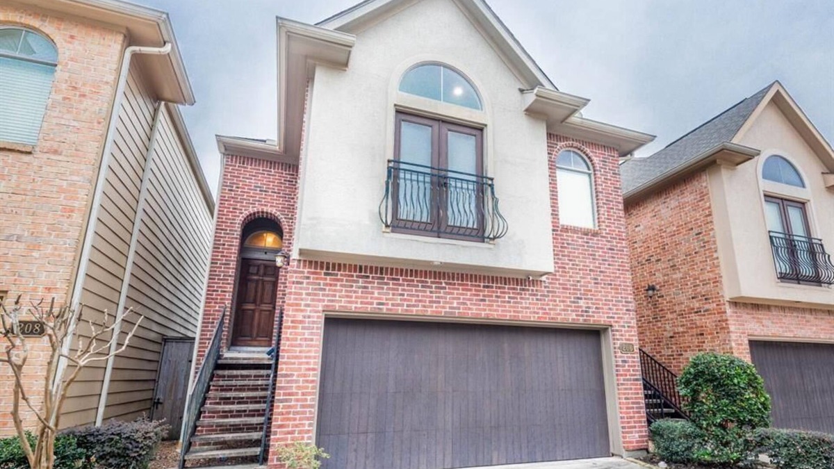 Greater East End House | Downtown Upscale Town Home. Private Pool & Jacuzzi