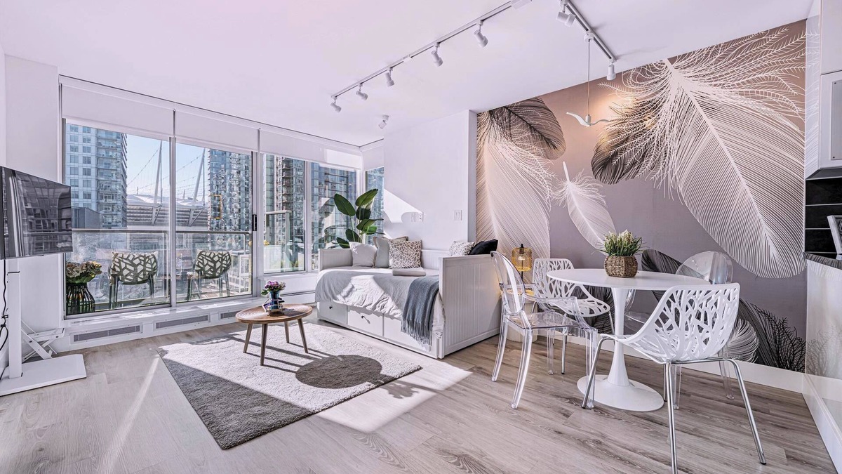 Crosstown Apartment | Downtown Vancouver next to the SkyTrain, BC Place, Rogers Arena, Casino, shops.