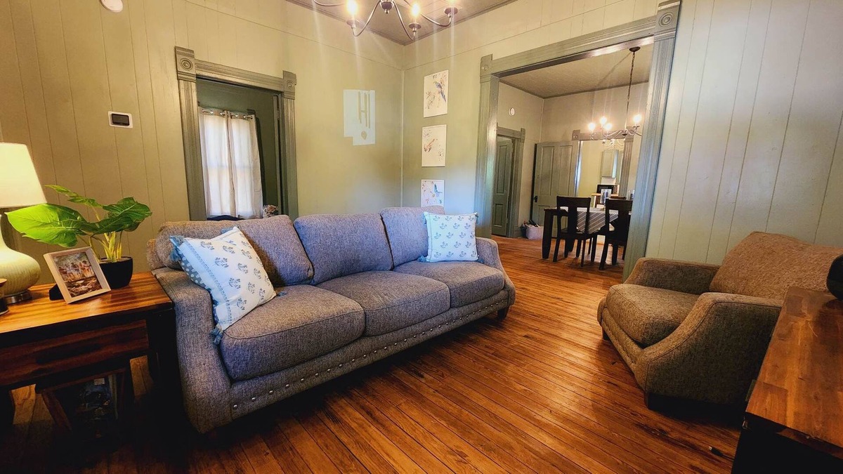 Guthrie House | Downtown Victorian + Wi-fi. Pets Welcome. Couple Block From Parks / Downtown.
