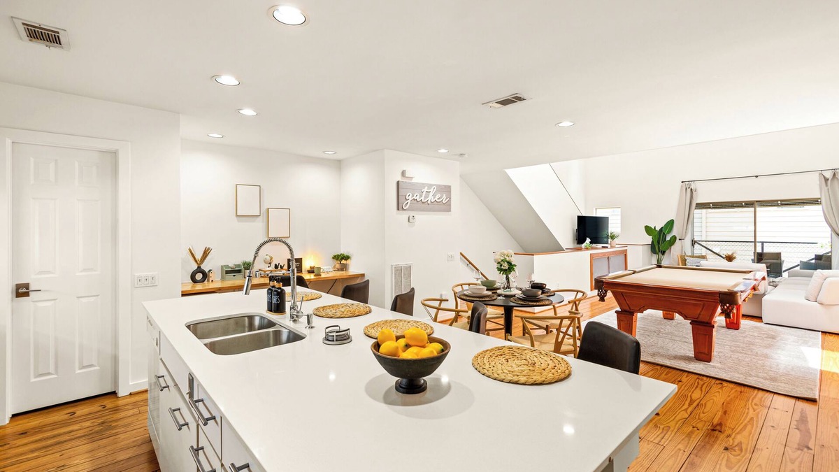 Montrose House | Downtown View!Luxury Townhome Cozy Mid-Century 4th ward historic site! King bed