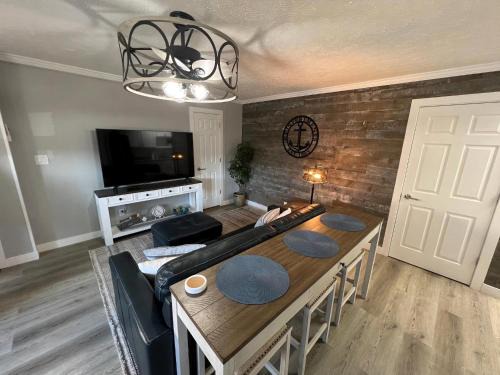 Lansford Apartment | Downtown Waterfront Escape