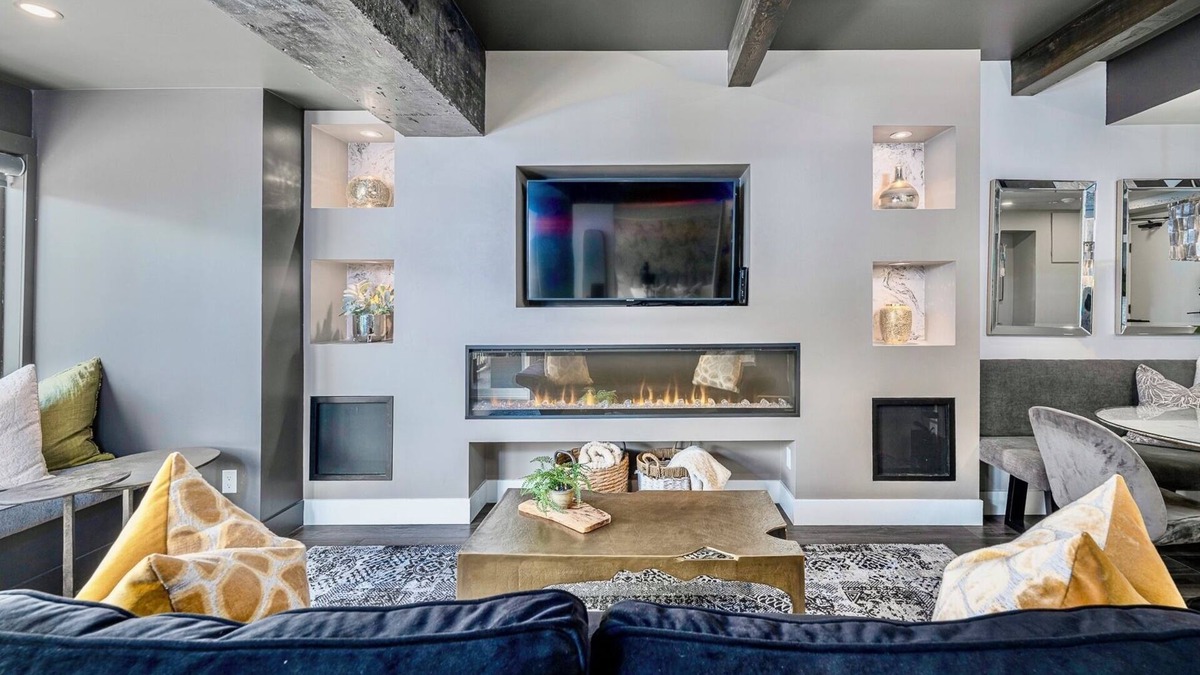 Kelowna Central Business District Hotel | Downtown Waterfront Loft - Stunning Decor!
