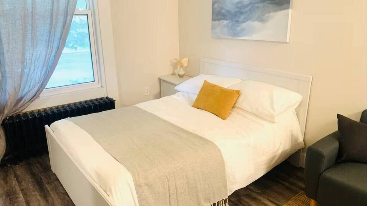 Kingston Apartment | Downtown Wellington St Studio