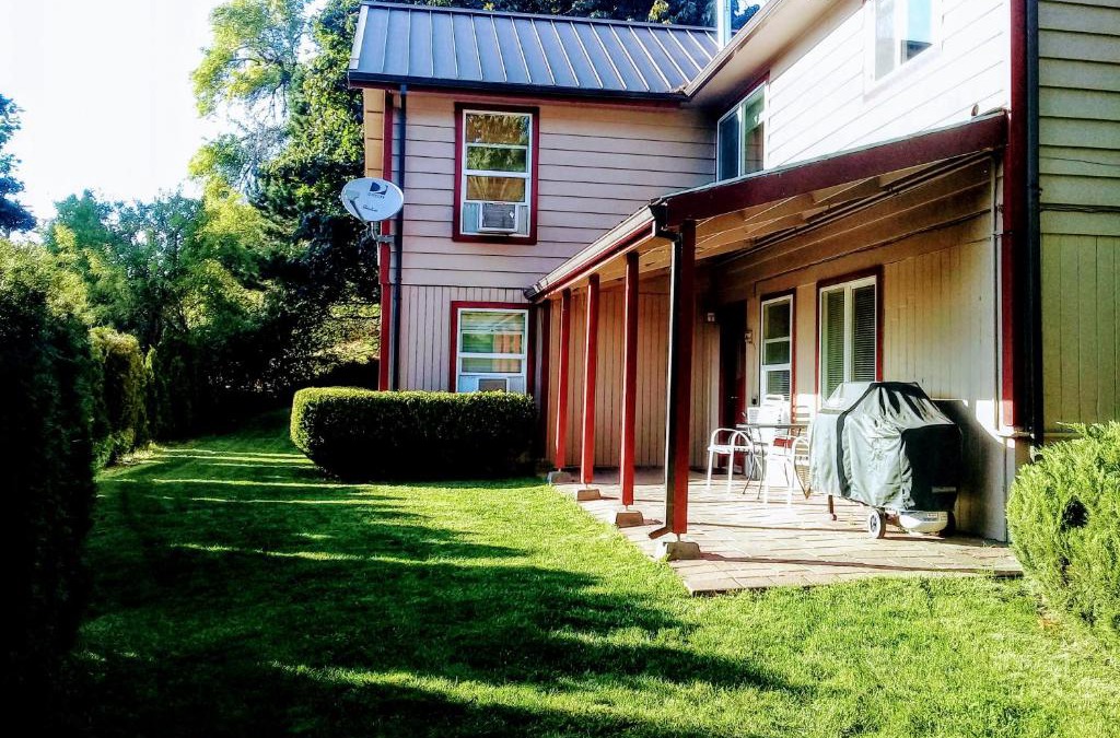 White Salmon House | Downtown White Salmon Garden Home