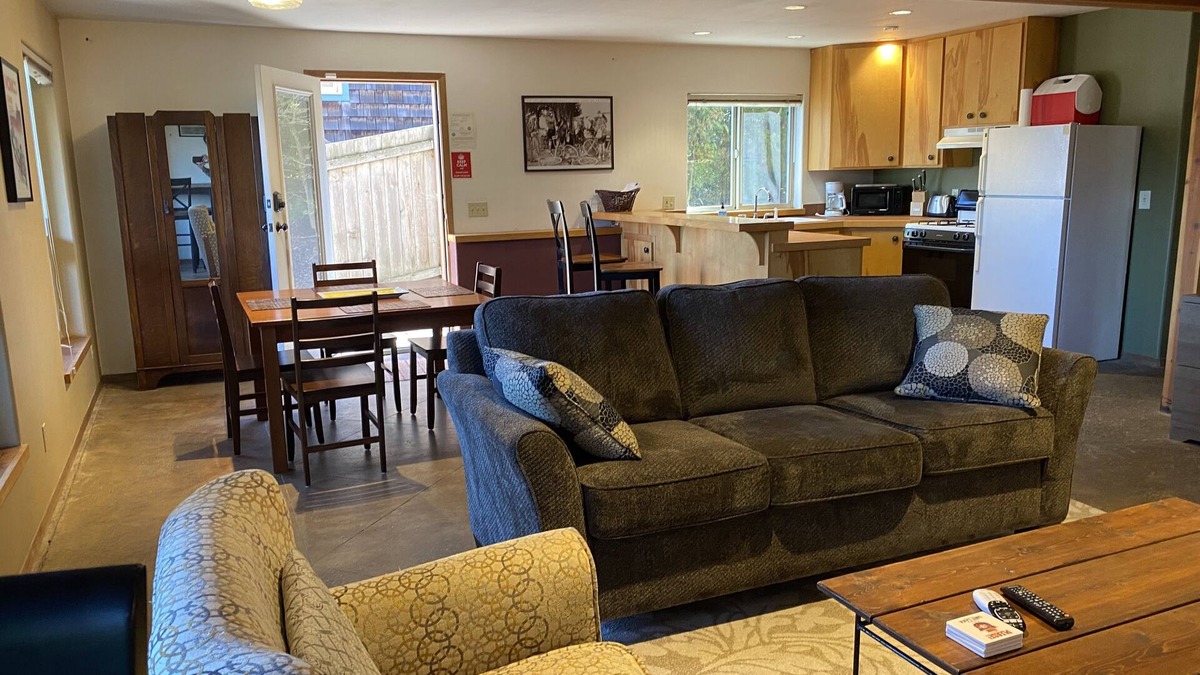 Hood River Apartment | Downtown with Mountain/River View and Fenced Yard