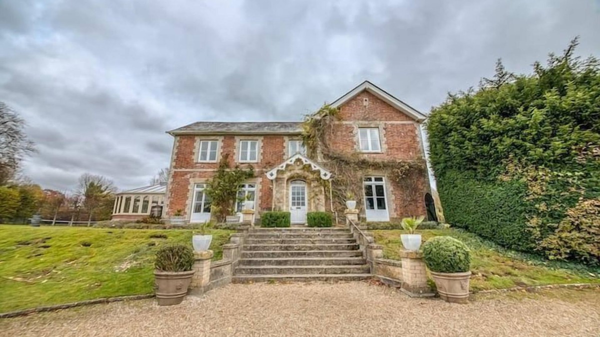 Blandford Saint Mary House | DOWNWOOD VINEYARD MANOR HOUSE - SLEEPS 16 | CELEBRATION HOUSE | HOT TUB | SWIMMING POOL | TENNIS COU