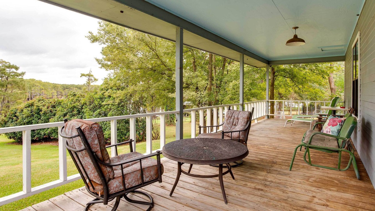 Doyline Cabin | Doyline Cottage w/Large Porch & Lake Access!