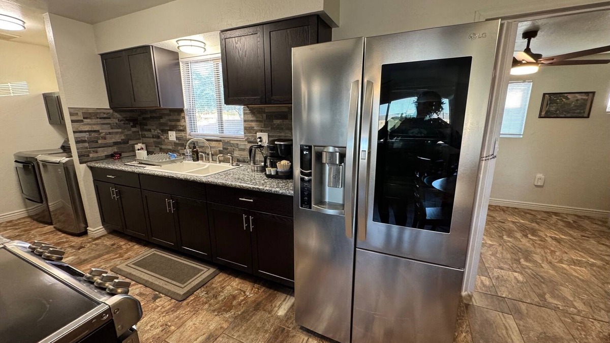 Arizona City House | DP Arizona View - 3 Bedroom/4 Beds and 1.5 Bathrooms -Beautiful Home-Large Yard