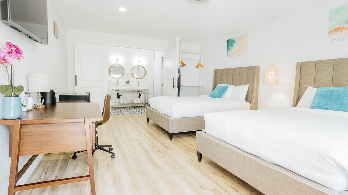 Belmont Shore Hotel | DQQ - Deluxe Double Room, 2 Queen Beds, Non Smoking