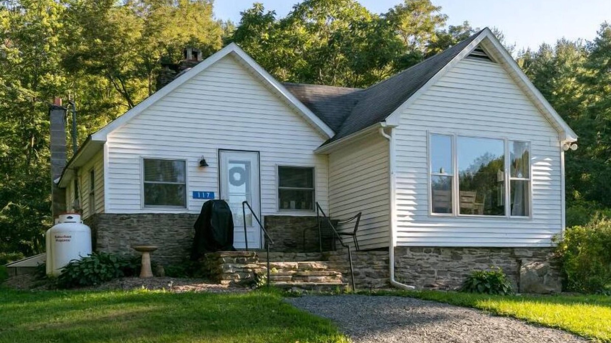 Wellsboro House | Dragonfly Cottage-Pet-friendly, relaxing Wellsboro retreat
