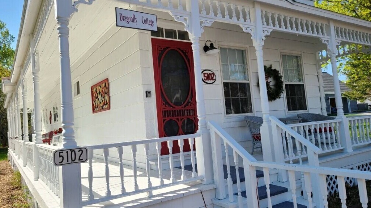 Eagle River House | Dragonfly Cottage: Your Autumn Escape to Vibrant Colors and Adventure