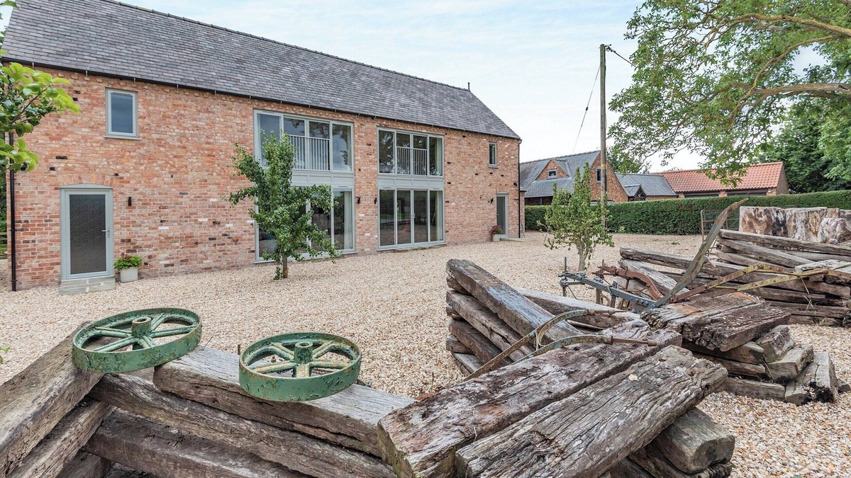 Horncastle Cottage | Dragonfly Den - UK44530