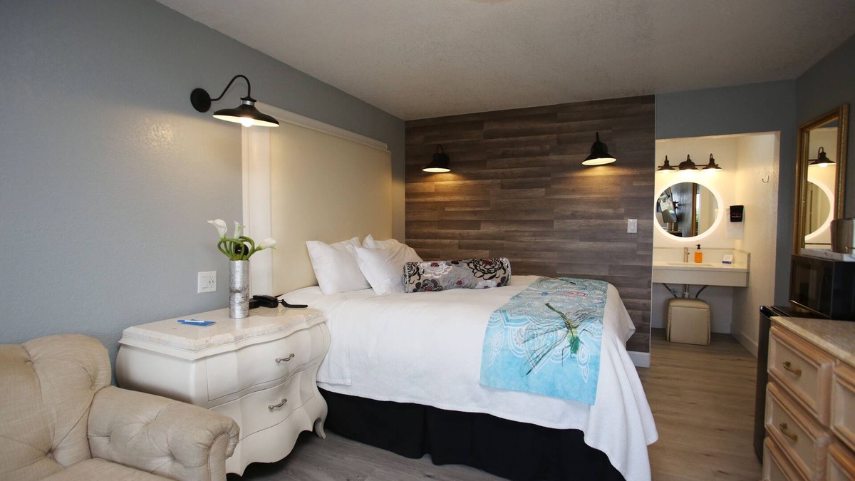 Hastings Hotel | Dragonfly Inn and Suites