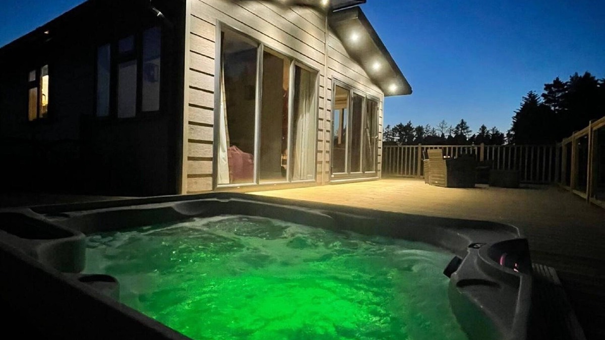 Ryther Apartment | Dragonfly Lodge - 2 Bedroom Lodge with Hot Tub