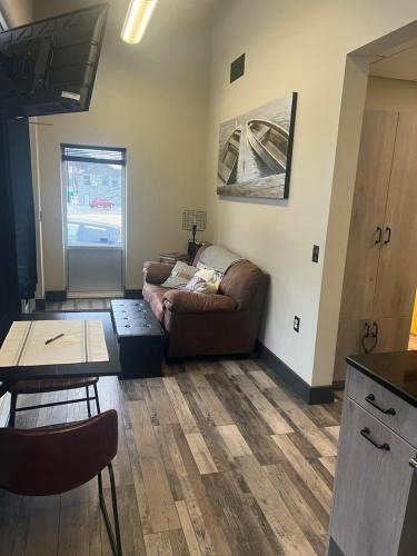 Fountain City House | Dragonfly loft, hot tub, river views