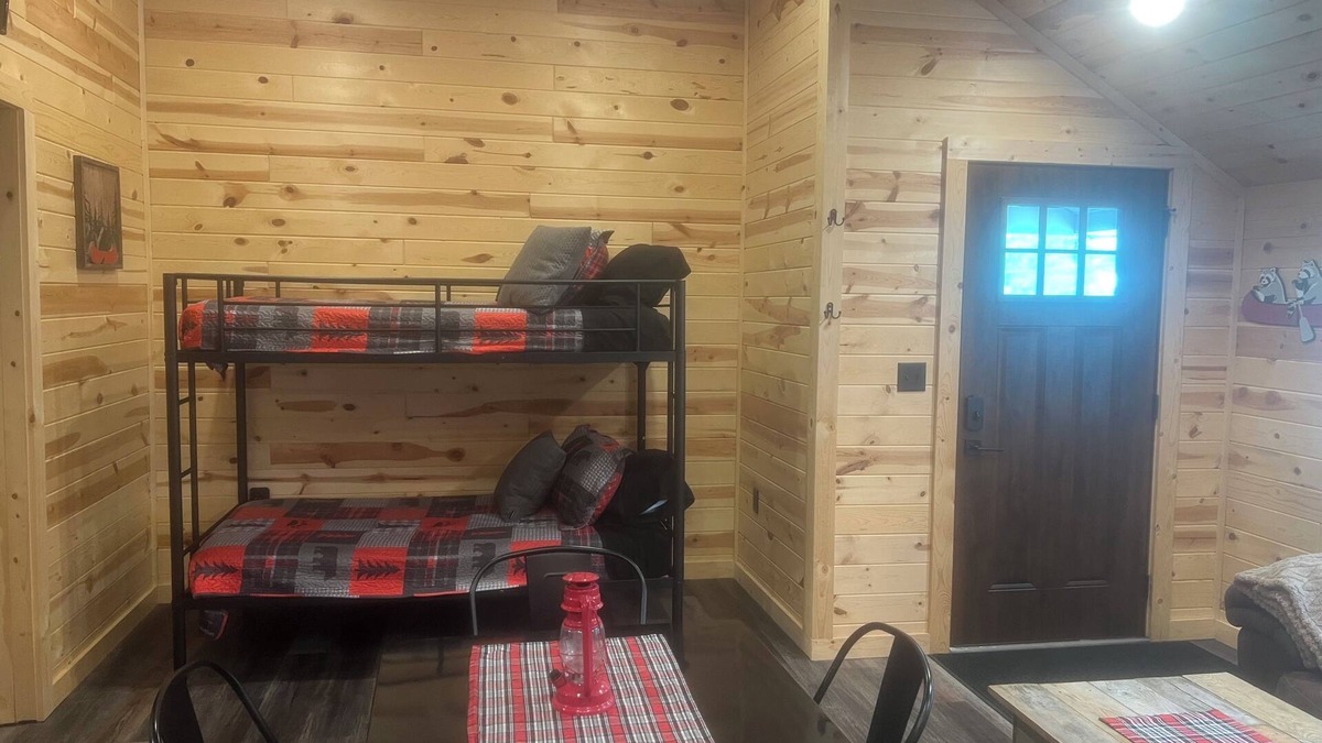 Fountain City House | Dragonfly Nest, River views, cabin style