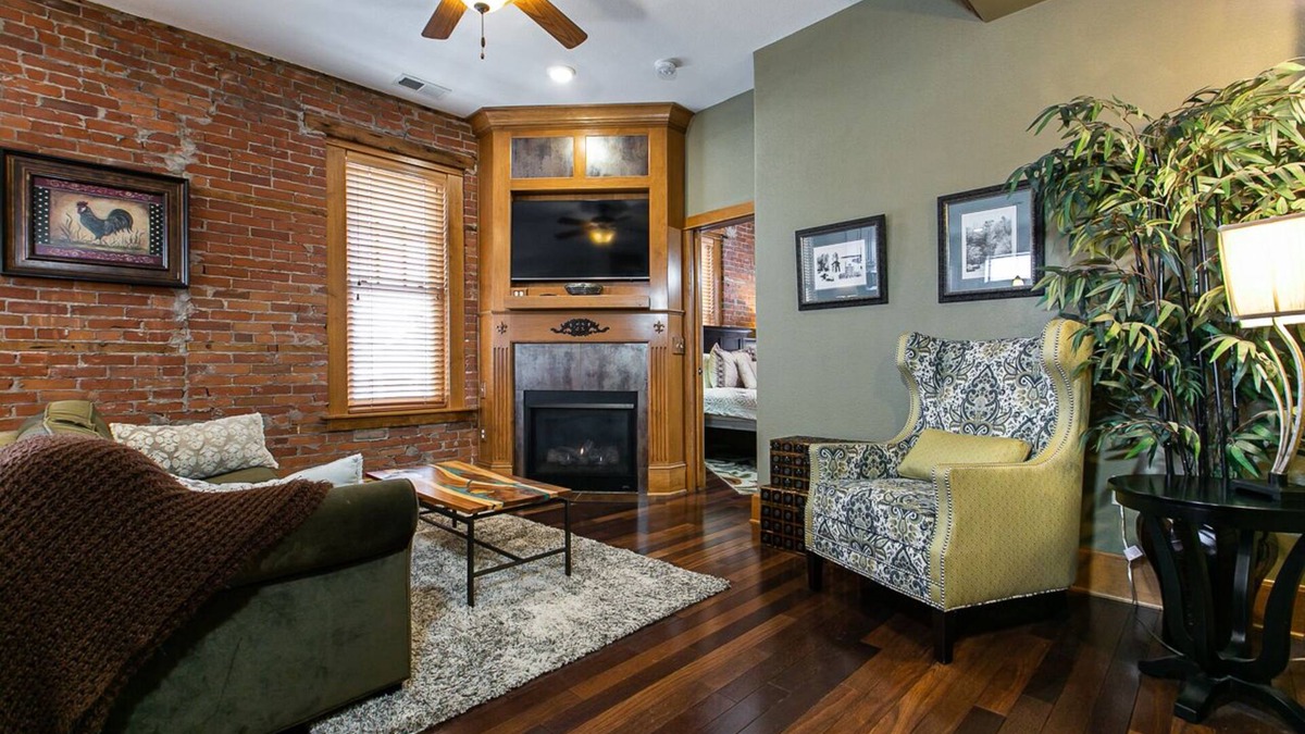 Dubuque Apartment | Drake House- Fleur De Lis (Private hot tub)