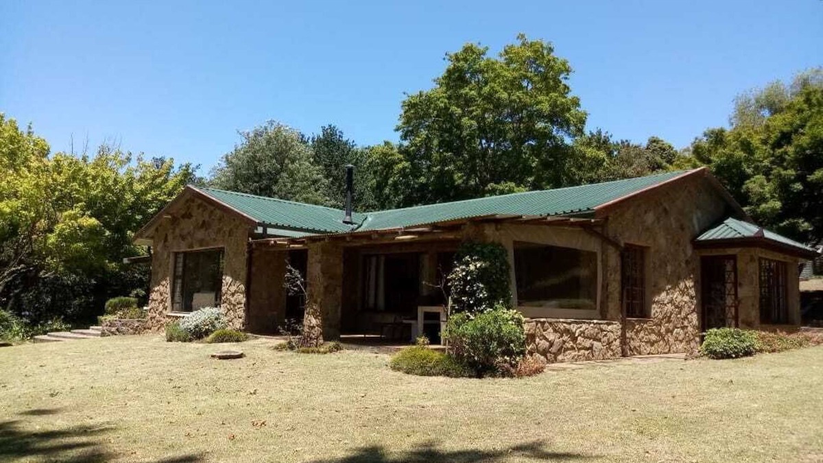 Cathkin Park Cottage | Drakensberg House - Champagne Valley Sleeps 1-8 persons.