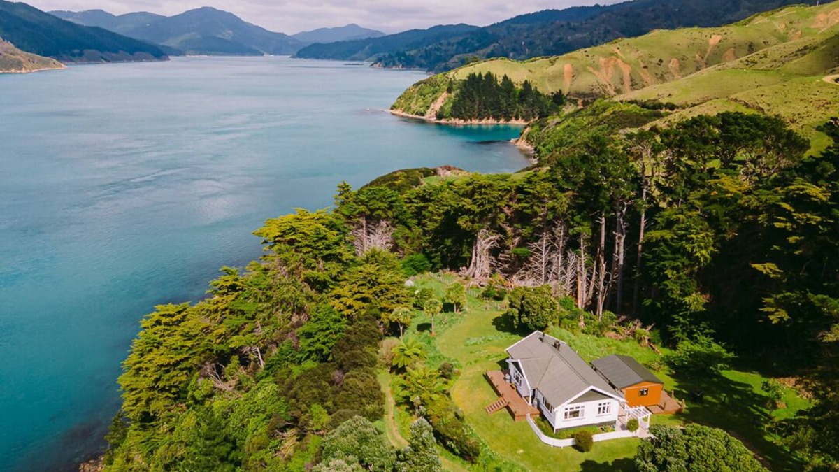 Queen Charlotte Sound House | Dramatic views of Tory Channel and the West Head
