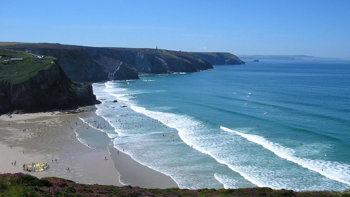 Porthtowan House | Dramatic sea views, 5 min walk to the beach. Pet and family friendly.