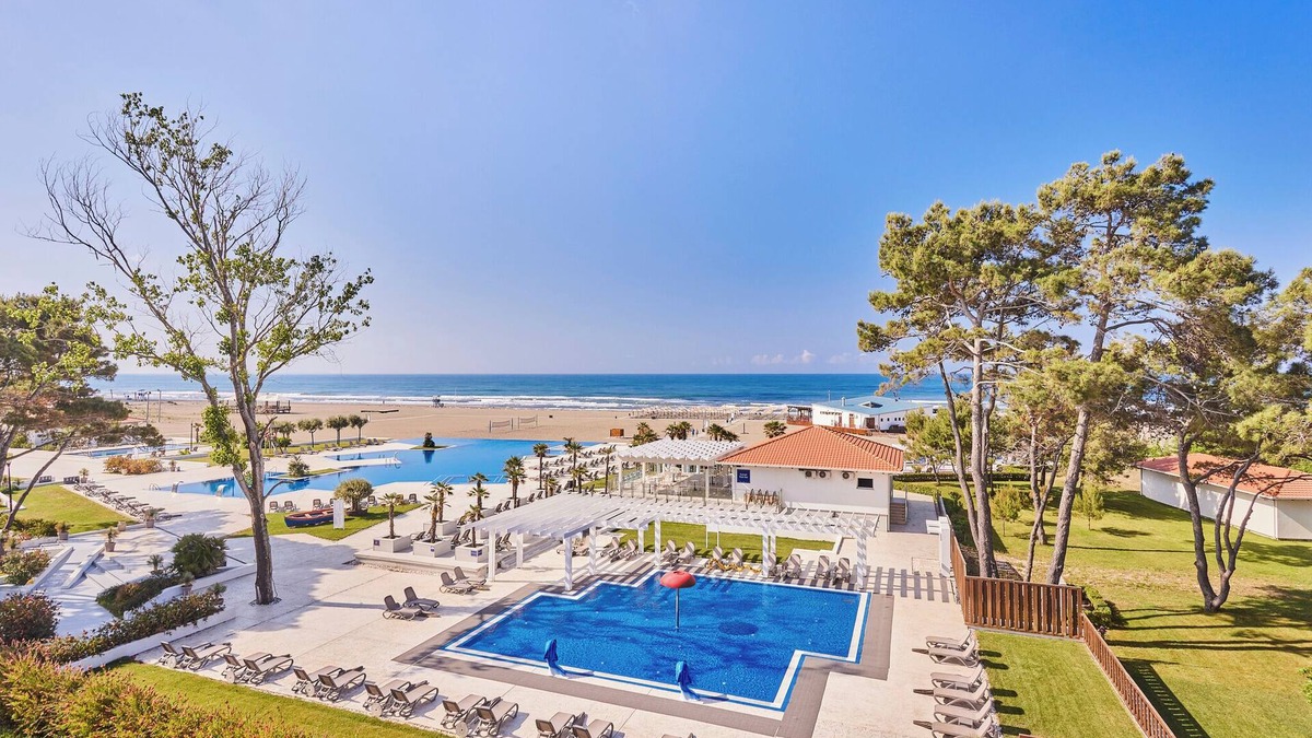 Ulcinj Hotel | Dream Beach Getaway! THREE Comfortable Units, Pools, Beachfront, Free Parking!
